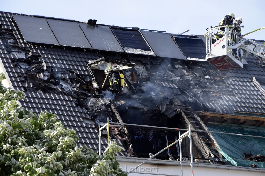 Feuer 2 Dachstuhl Koeln Dellbrueck Von der Leyen Str P036.JPG - Miklos Laubert
